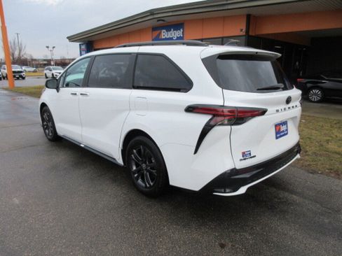 Used 2025 Toyota Sienna XSE w/ XSE Plus Package image 3