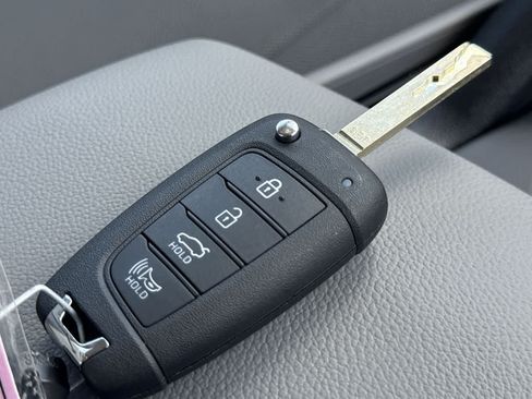 Used 2025 Hyundai Elantra SE FWD image 28