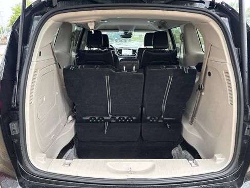 Used 2023 Chrysler Pacifica Touring-L FWD image 36