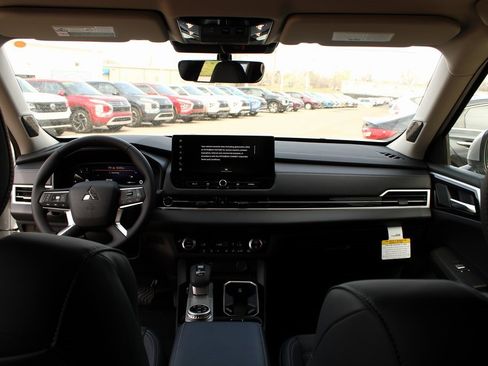 New 2025 Mitsubishi Outlander SE image 11