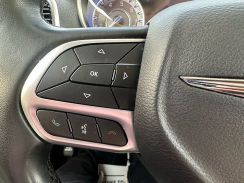 Used 2018 Chrysler 300 Touring L image 10