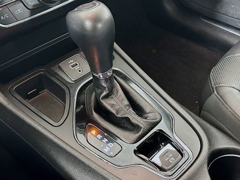 Used 2019 Jeep Cherokee Limited image 25