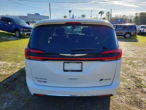 Used 2022 Chrysler Pacifica Touring-L image 9