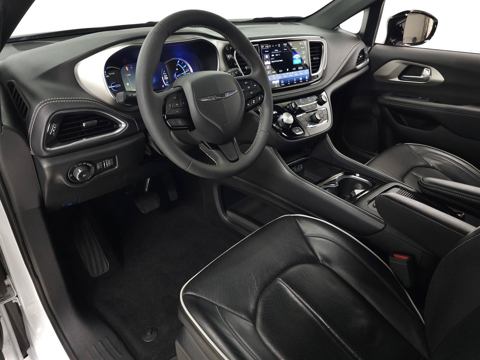 Used 2024 Chrysler Pacifica Premium FWD image 14