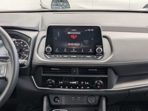 Used 2024 Nissan Rogue SV FWD image 18