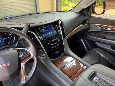Used 2020 Cadillac Escalade Luxury AWD/4WD image 17
