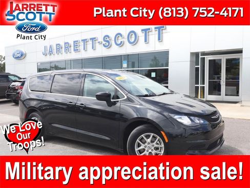 Used 2023 Chrysler Voyager LX FWD image 1