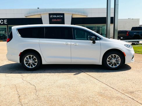 New 2025 Chrysler Pacifica Select image 11