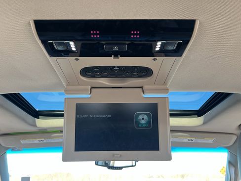 Used 2019 Chevrolet Suburban Premier image 40