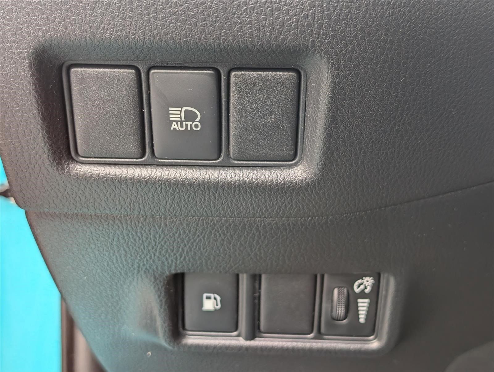 Used 2018 Toyota C-HR XLE FWD image 18