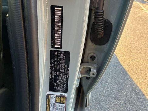 Used 2025 Kia K4 LXS image 28