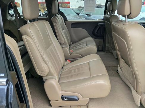 Used 2014 Chrysler Town & Country Touring image 11