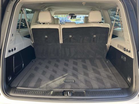 Used 2024 Jeep Wagoneer L Series III w/ Flexible Seating Group AWD/4WD image 9