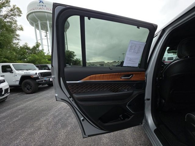 Used 2025 Jeep Grand Cherokee L Summit AWD/4WD image 9