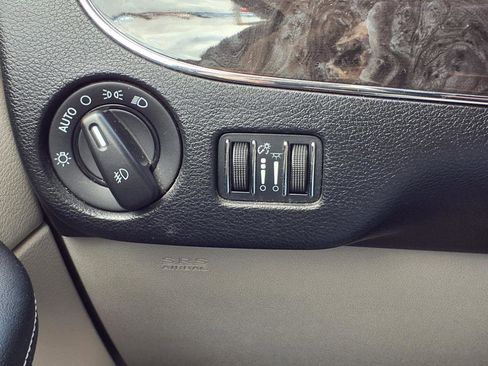 Used 2012 Chrysler Town & Country Touring-L w/ Driver Convenience Group image 21