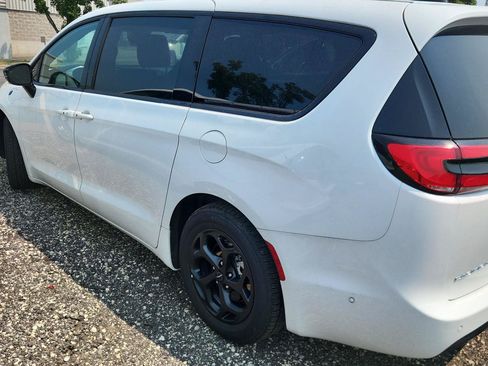 Used 2024 Chrysler Pacifica Limited FWD image 5