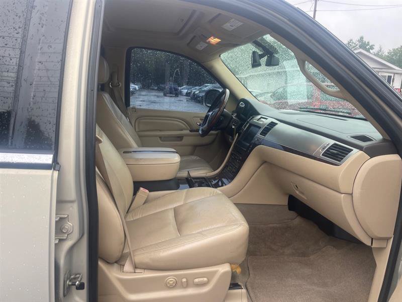 Used 2011 Cadillac Escalade Luxury AWD/4WD image 13