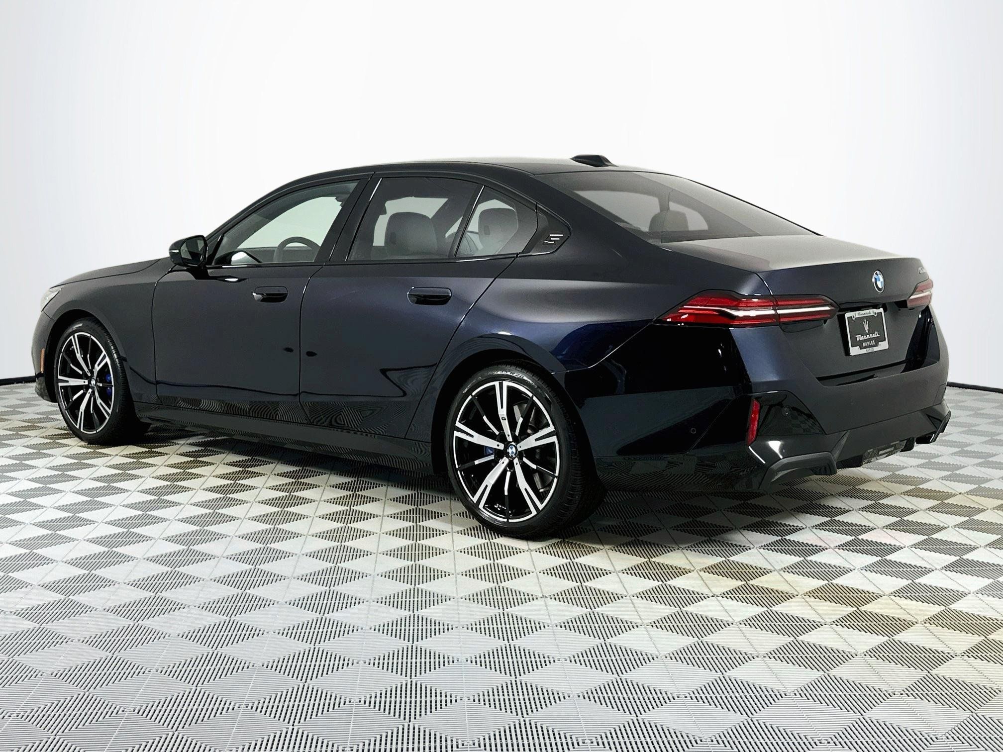 Used 2025 BMW 530i w/ M Sport Package RWD image 7