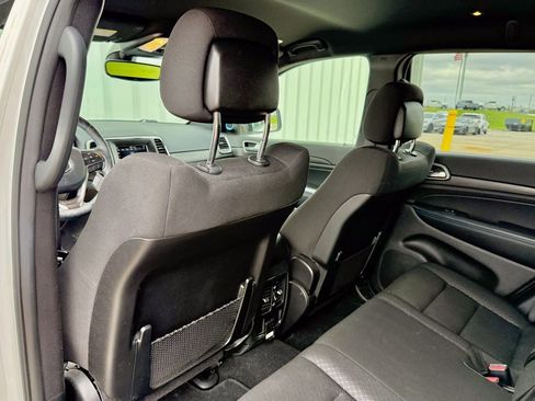 Used 2020 Jeep Grand Cherokee Laredo AWD/4WD image 13