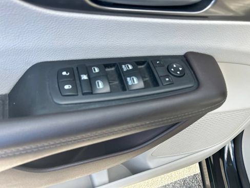 Used 2018 Chrysler Pacifica Touring-L FWD image 34