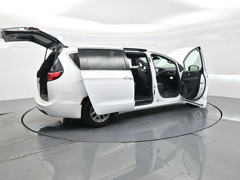 New 2026 Chrysler Pacifica Select image 30