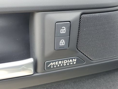 New 2026 Land Rover Defender 110 X-Dynamic SE AWD/4WD image 9