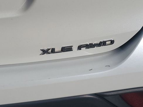 Used 2021 Toyota Highlander XLE image 40