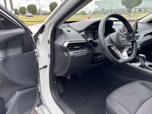 Used 2025 Nissan Altima 2.5 SV FWD image 34
