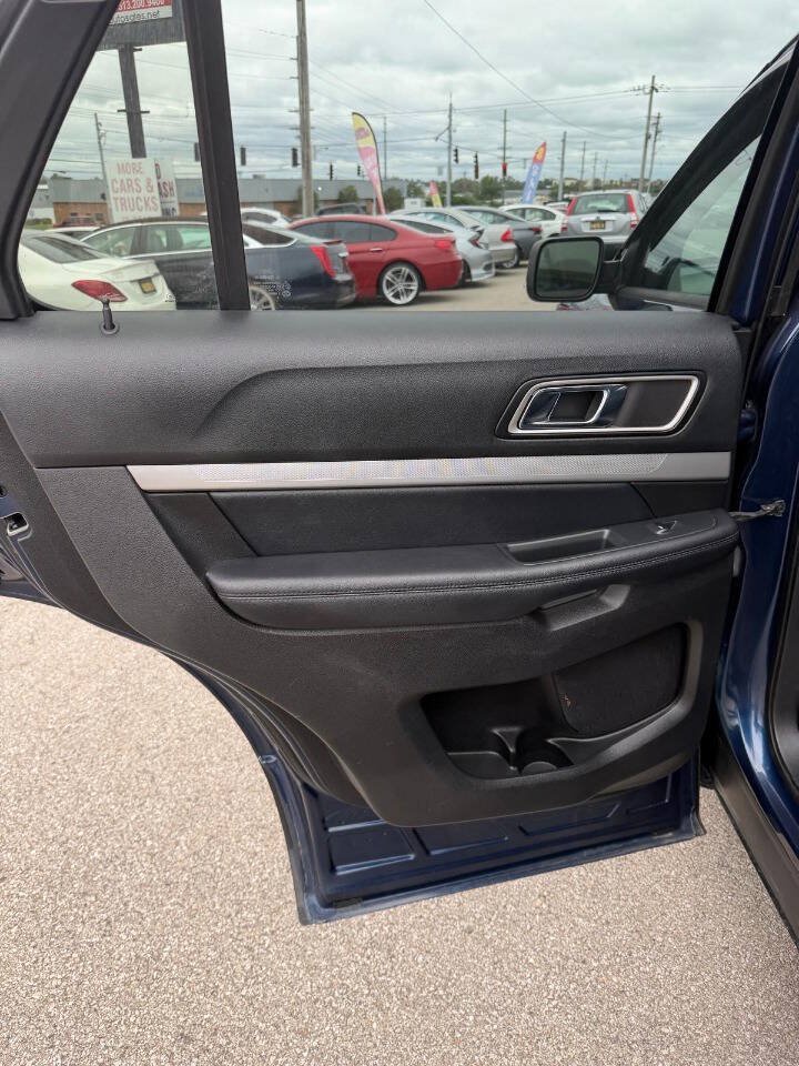 Used 2017 Ford Explorer XLT w/ Equipment Group 202A AWD/4WD image 18