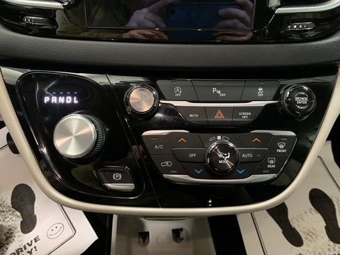 Used 2018 Chrysler Pacifica Touring-L Plus image 12