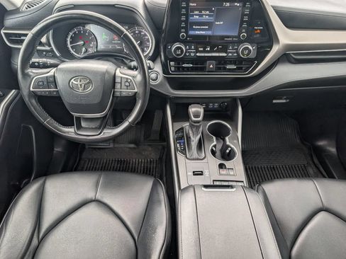 Used 2022 Toyota Highlander XLE FWD image 7