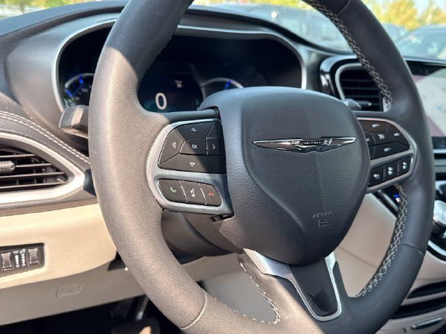 Used 2024 Chrysler Pacifica Limited FWD image 15