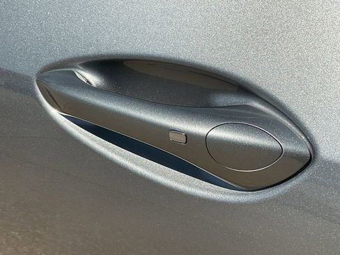 Used 2025 Chevrolet Trax LT w/ LT Convenience Package image 9