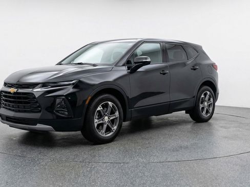 Used 2025 Chevrolet Blazer LT image 3