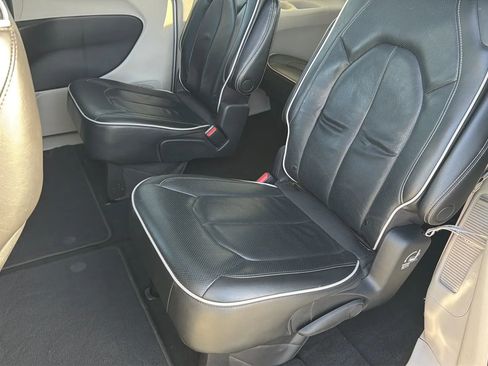 Used 2022 Chrysler Pacifica Limited image 40