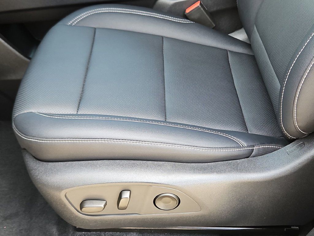 Used 2025 Chevrolet Traverse LT w/ Driver Confidence Package FWD image 14