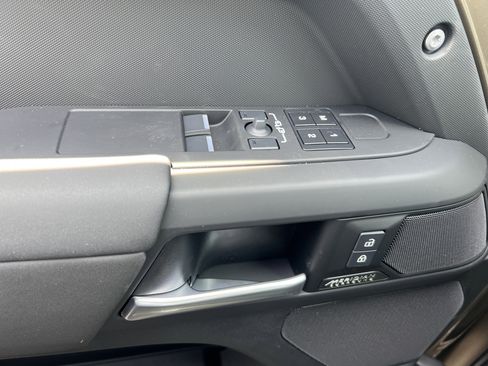 New 2025 Land Rover Defender 90 X-Dynamic SE image 26