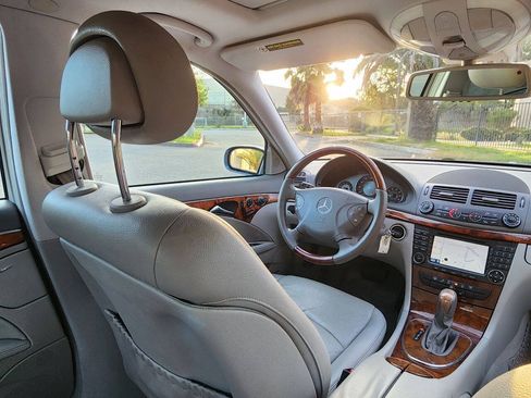 Used 2005 Mercedes-Benz E 320 Sedan image 27