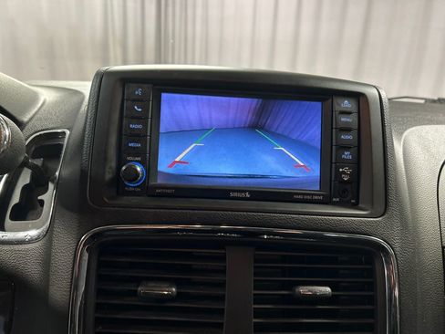 Used 2018 Dodge Grand Caravan SE w/ UConnect Hands-Free Group image 17
