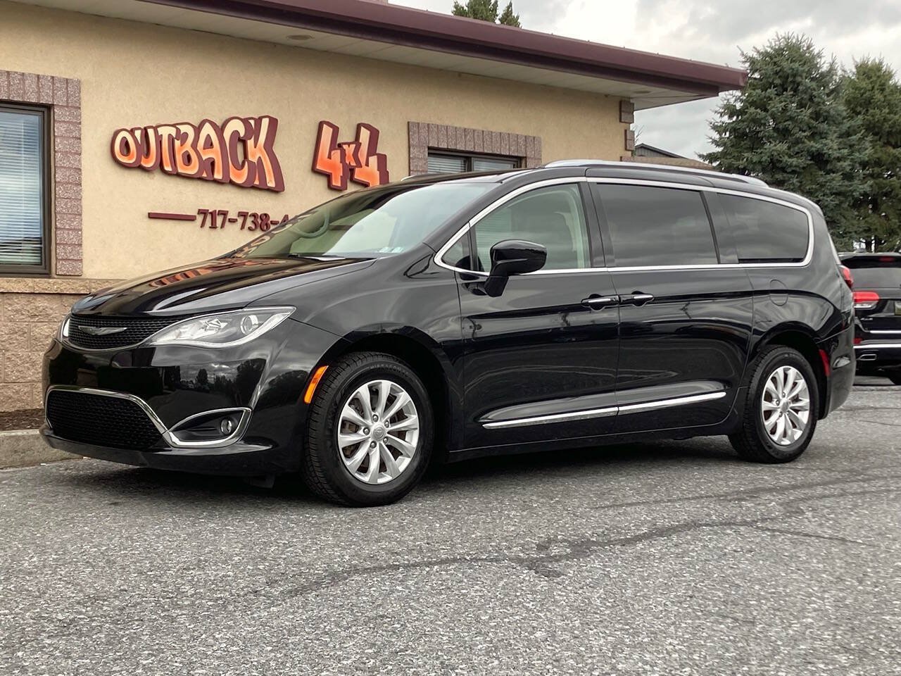Used 2018 Chrysler Pacifica Touring-L FWD image 3
