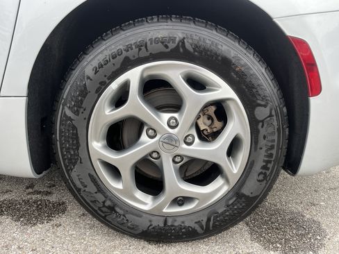 Used 2023 Chrysler Pacifica Limited FWD image 8