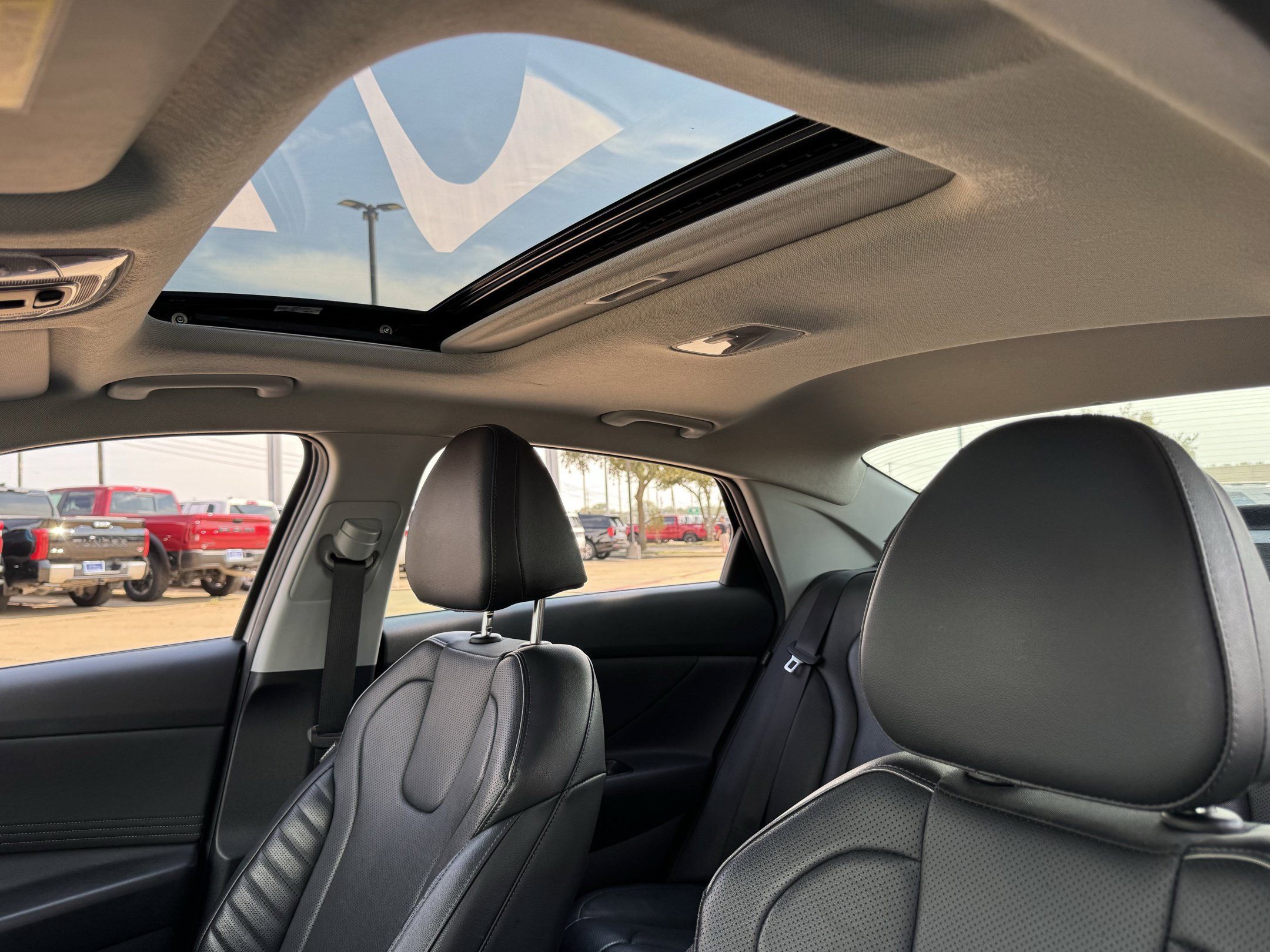 Used 2025 Hyundai Elantra Limited FWD image 32