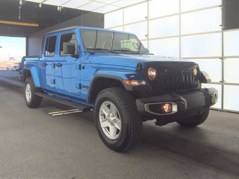 Used 2022 Jeep Gladiator Sport AWD/4WD image 3