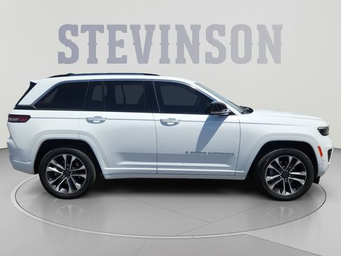 Used 2023 Jeep Grand Cherokee Overland w/ Luxury Tech Group IV AWD/4WD image 6