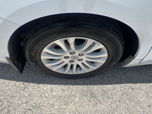 Used 2013 Toyota Sienna XLE w/ Premium Pkg FWD image 31