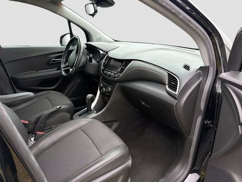 Used 2021 Chevrolet Trax LT w/ LT Convenience Package FWD image 13