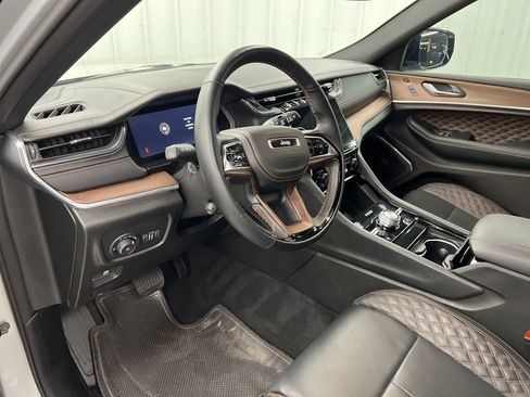 Used 2025 Jeep Grand Cherokee Summit w/ Luxury Tech Group V image 17
