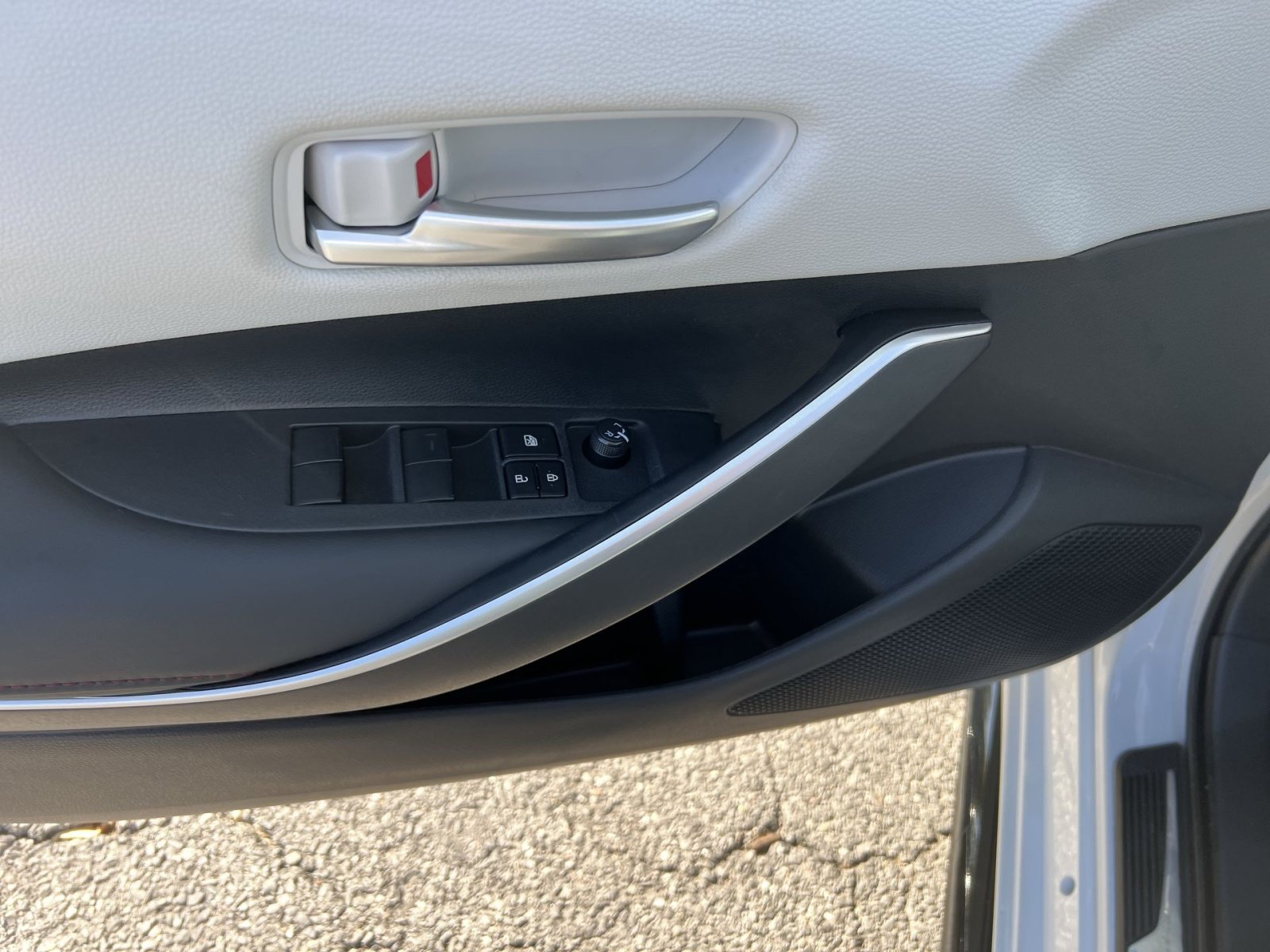 Used 2024 Toyota Corolla SE w/ SE Premium Package FWD image 14