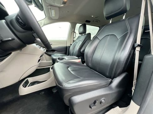 Used 2023 Chrysler Pacifica Touring-L image 16