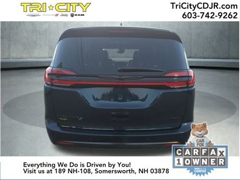 Used 2025 Chrysler Pacifica Limited image 4